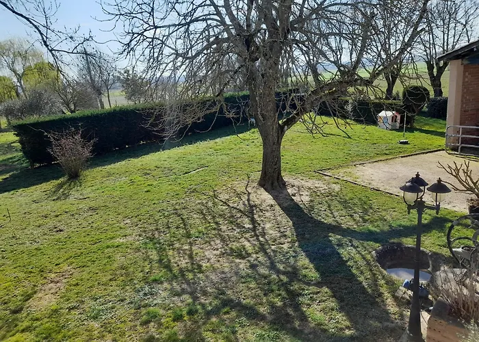 Gite A La Campagne Avec Jardin Et Piscine